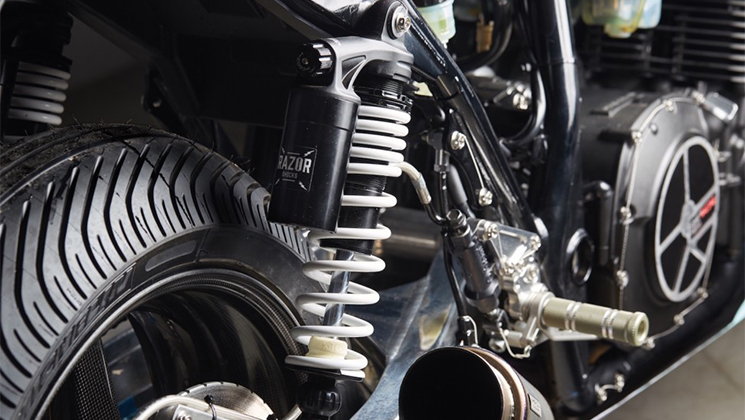 El-Solitario-Yamaha-xjr-1300-big-bad-wolf