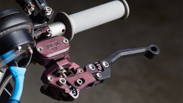 El-Solitario-Yamaha-xjr-1300-big-bad-wolf