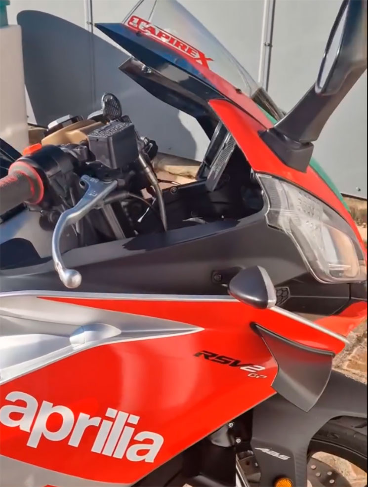 /ApriliaRSV2GP-1.