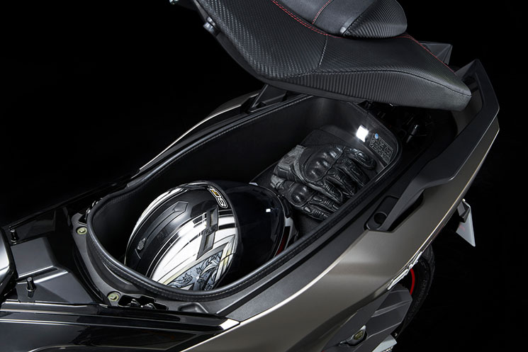 AK550-Premium-Kymco-3.jpg