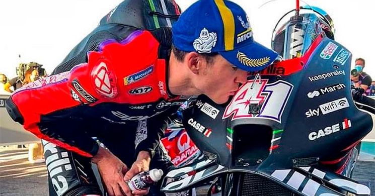 /AleixEspargaro-344356.jpg
