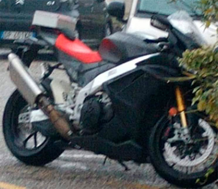 ApriliaRSV4-2021-2.jpg