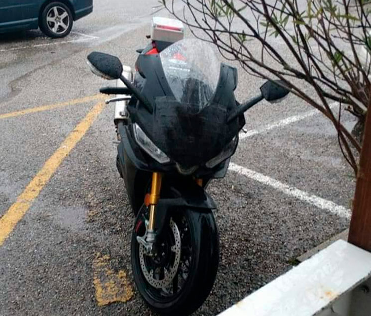 /ApriliaRSV4-2021-ca.jpg