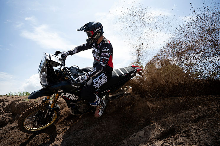s/ApriliaTuaregDakar-3.jpg