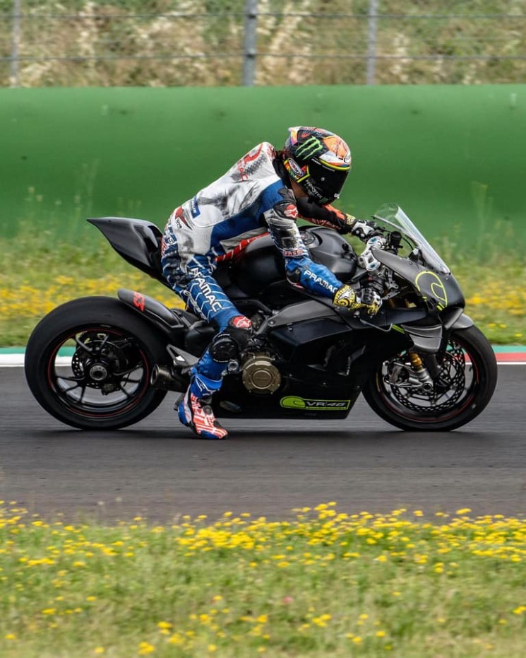 /Bagnaia-Panigale-V4S%20(2).jpg