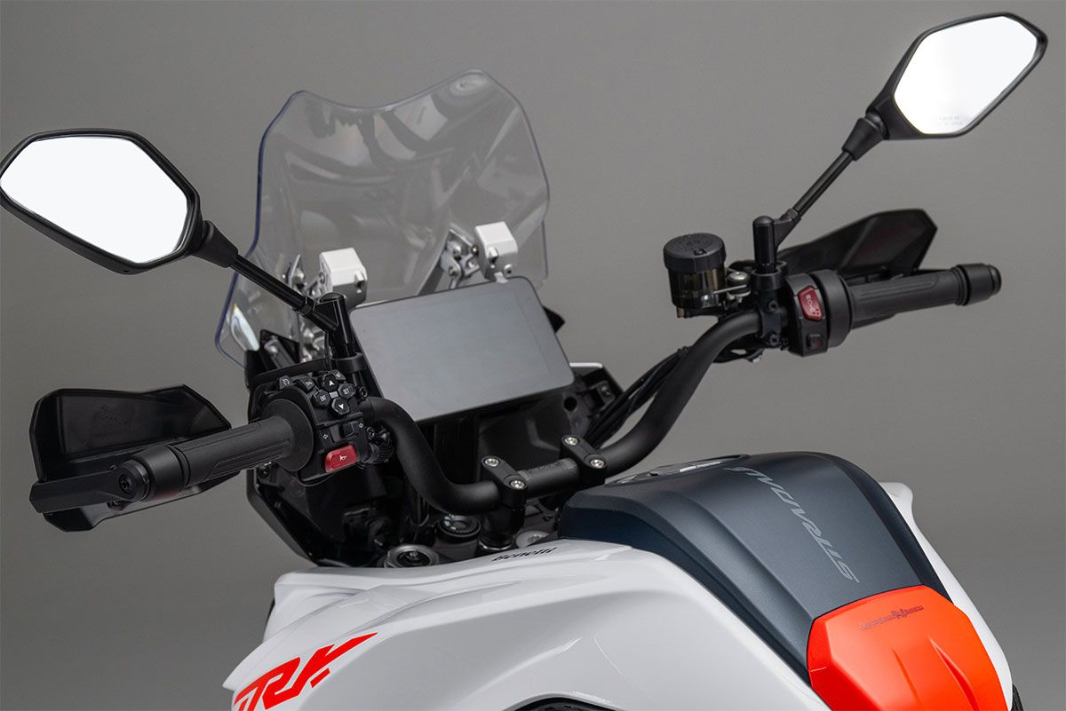 /Benelli-TRK-902-Stradale