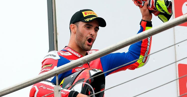 Xavi Fors en el podio de Donington en la ltima carrera del campeonato de British Superbikes.
