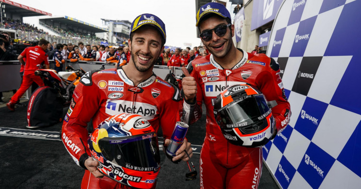 Andrea Dovizioso y Danilo Petrucci en el corralito de Le Mans.