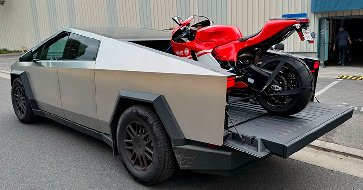 CybertruckDucatiDesmosedici