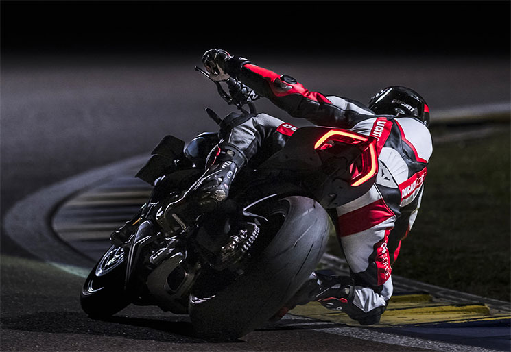 s/Ducati-StreetfighterV4-2023-6.jpg