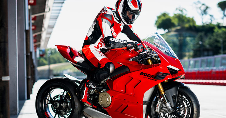 Ducati presenta su línea de equipación y