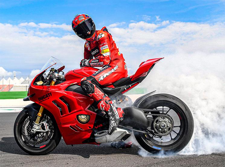 DucatiPanigaleV4-2022-