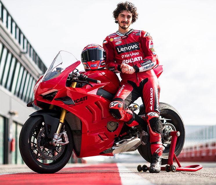 DucatiPanigaleV4-2022-