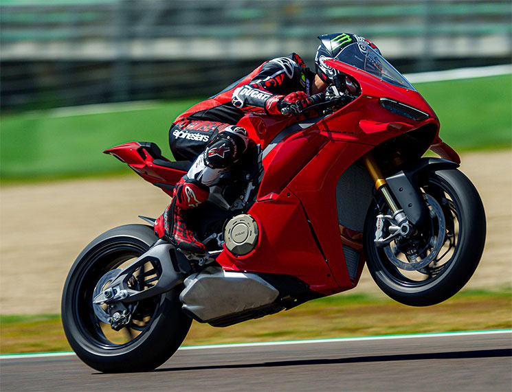 Presentación Ducati Panigale V4 2025 adiós al monobrazo, más potencia y nuevo diseño