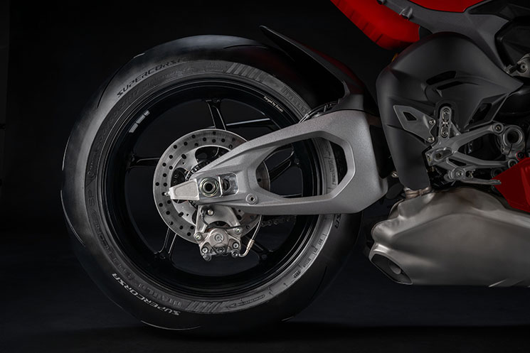 /DucatiPanigaleV4-2025-5.jpg