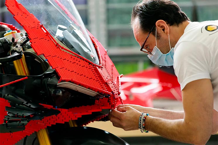 /DucatiPanigaleV4R-Lego-Technic-2.jpg