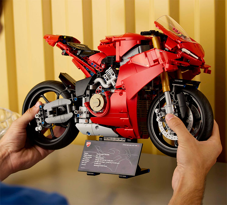 DucatiPanigaleV4S-LEGO-Technic.jpg