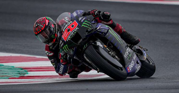 Fabio-Quartararo-bajo-la-lluvia