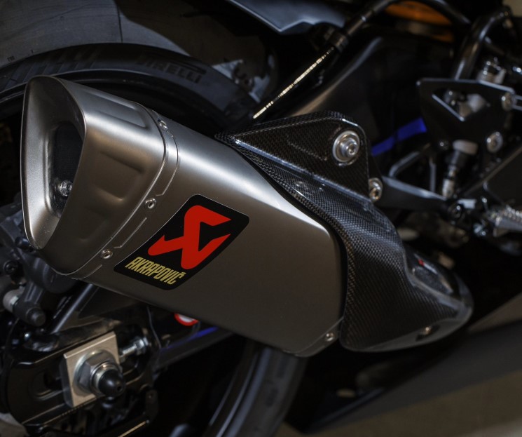 YamahaR1JonathanReaReplica-1.jpg