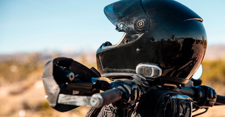 Casco con intercomunicador sobre moto