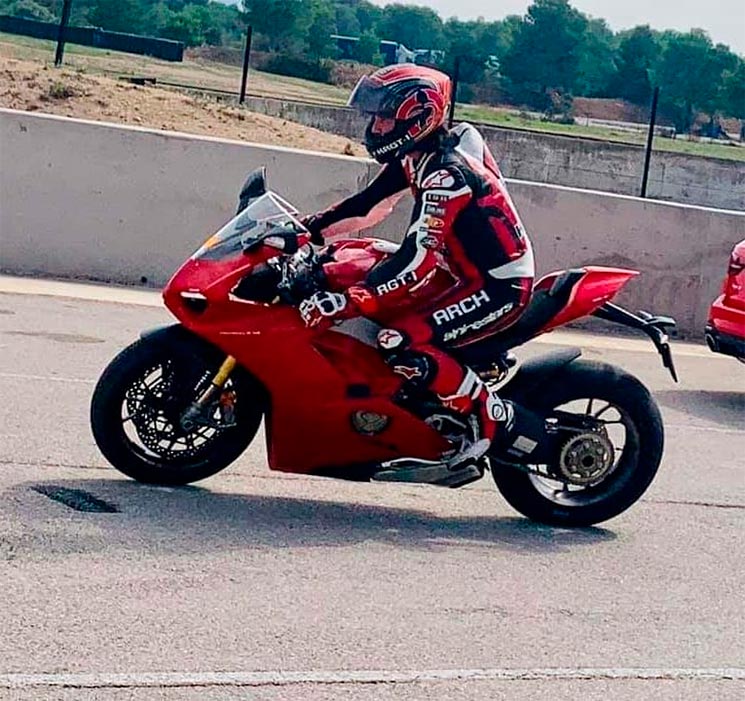 Ducati-Panigale-V4S-2.jpg