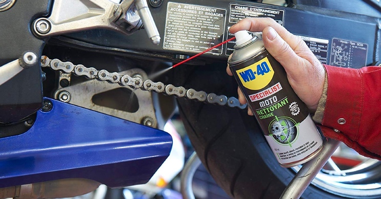 circulación Galaxia predicción No descuides la cadena de tu moto y límpiala con este limpia cadenas de  WD-40 por solo 11 euros