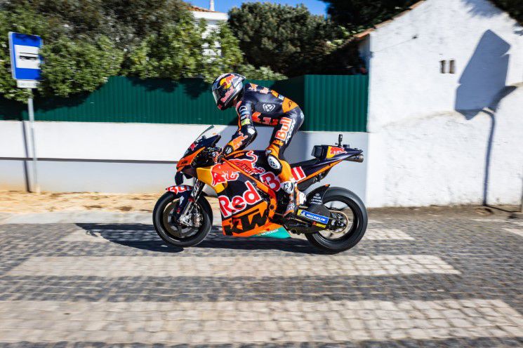 miguel oliveira ktm carretera