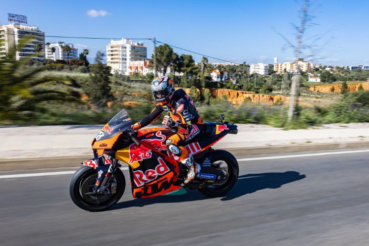 miguel oliveira ktm carretera