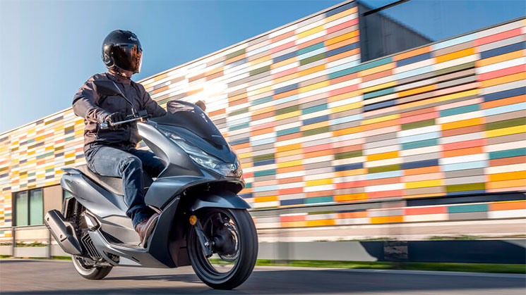 Ducati Pro-III, Patinete Eléctrico de 36V, 13000 mAh, Autonomía 50Km/h,  Rudeas de 10, Neumáticas Tubeless, Suspensiones, Freno de disco delantero  y posterior, App, Certificado DGT : : Deportes y aire libre