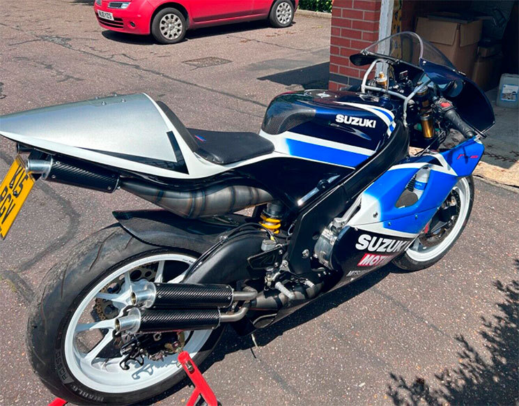 SuzukiRGV500.jpg