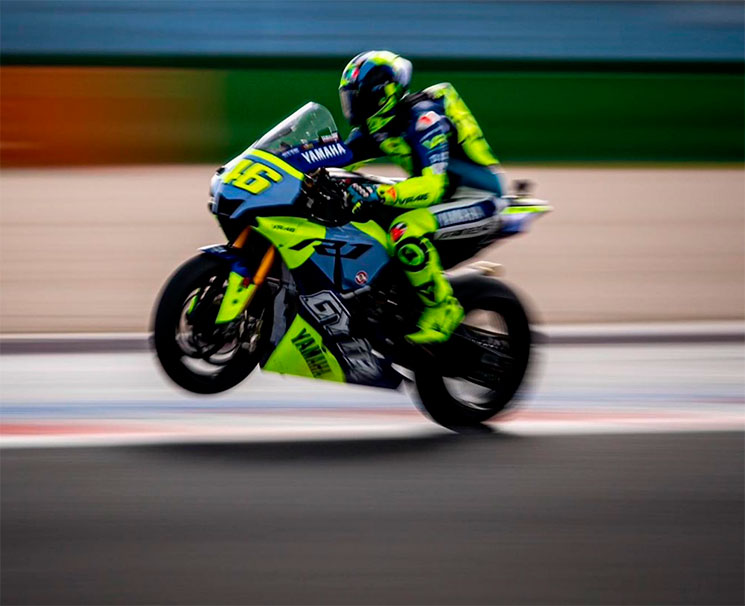 ValentinoRossiYamahaR1-1.jpg