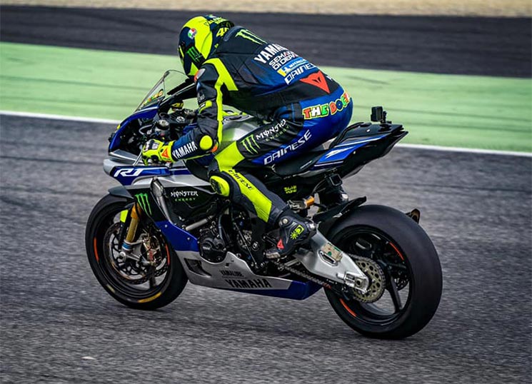 ValentinoRossi_YamahaR1-2.jpg