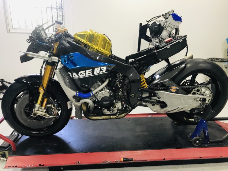 YamahaR1Garage83