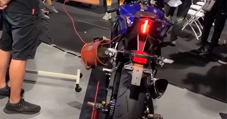 /YamahaR6Cumpleanos.jpg