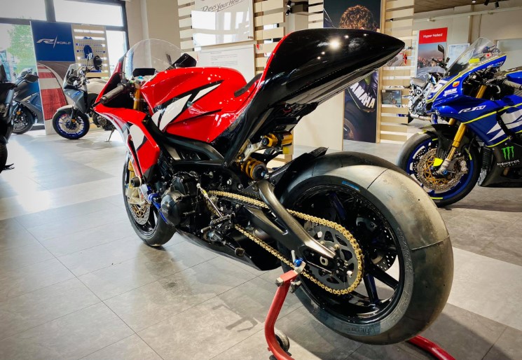 YamahaR9M-
