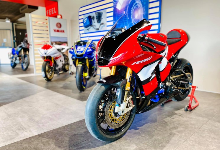 YamahaR9M-