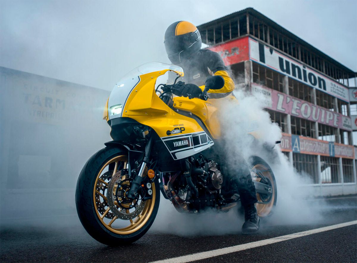 /YamahaXSR900-GP-Yellow-KennyRoberts
