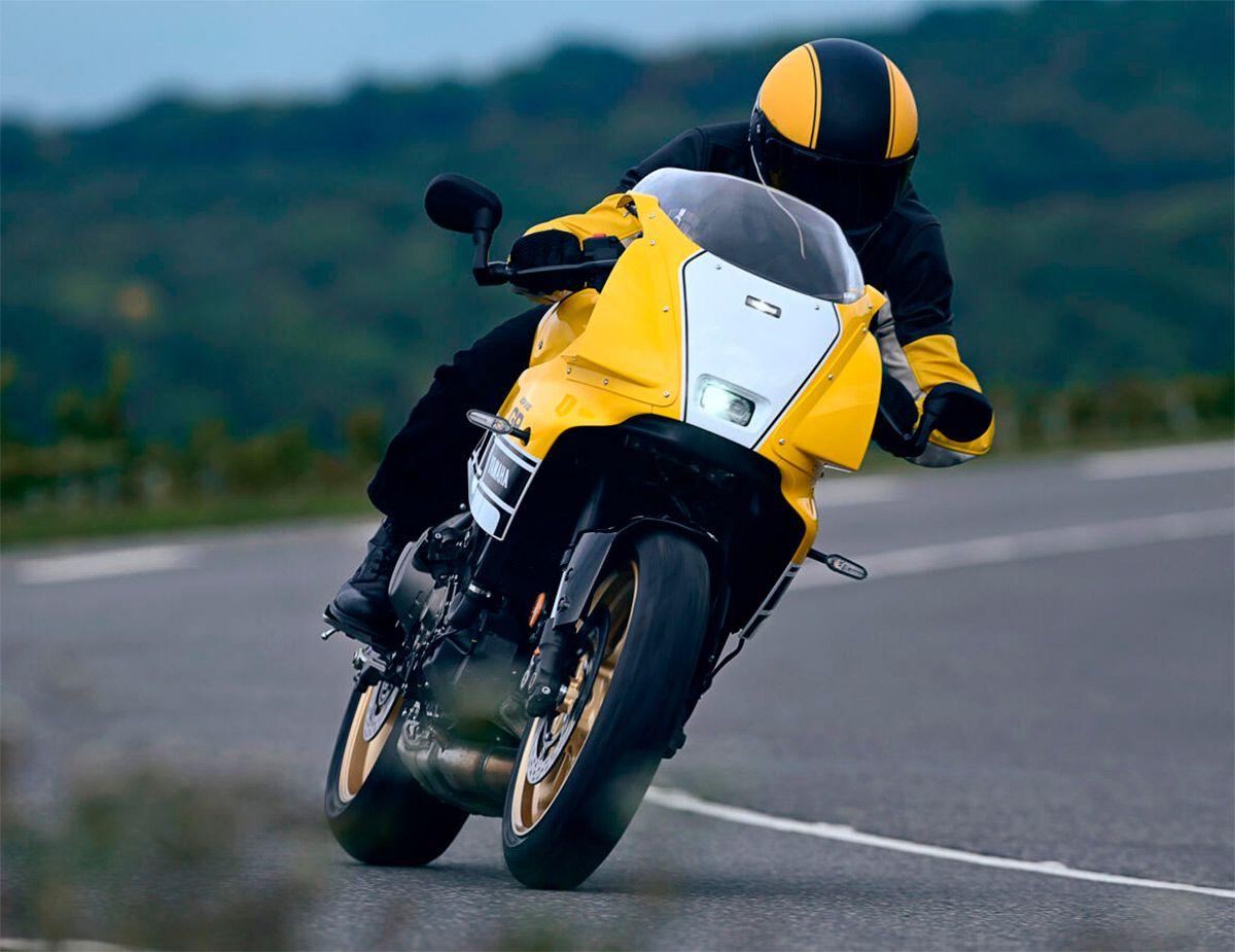 /YamahaXSR900-GP-Yellow-KennyRoberts