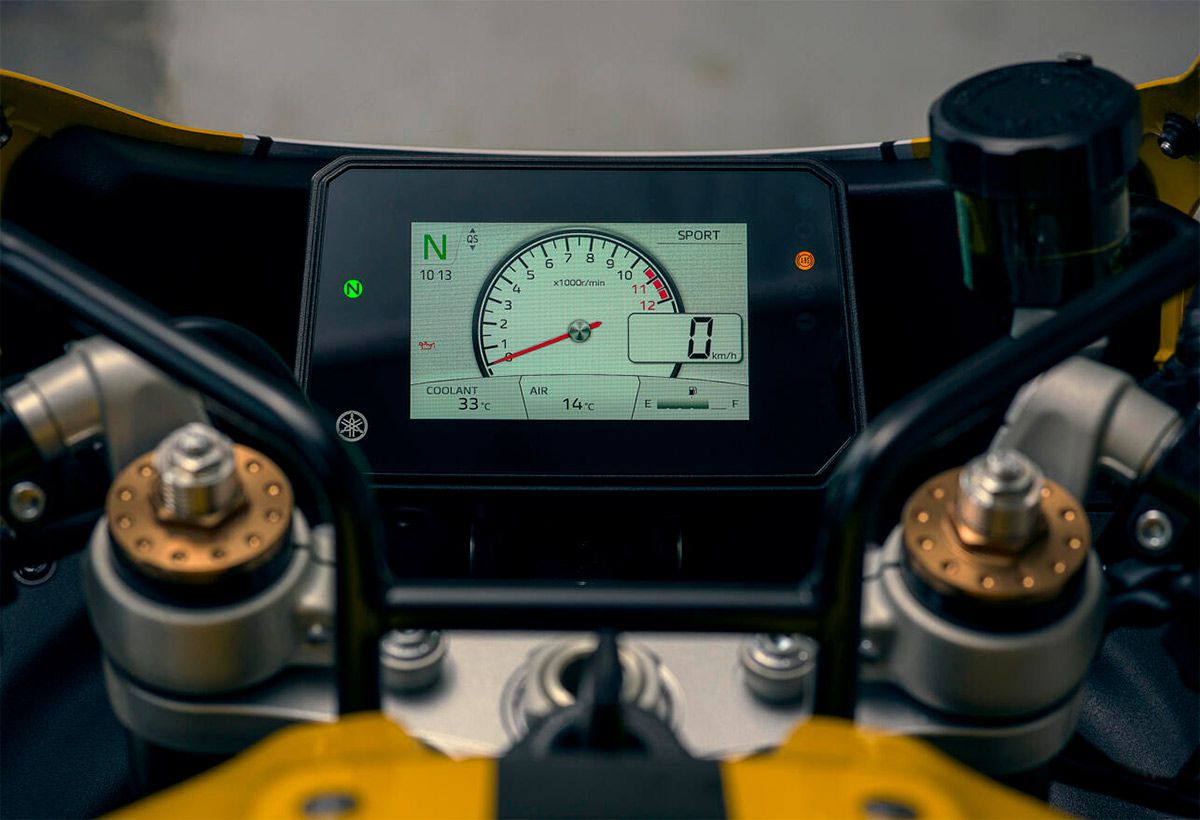 /YamahaXSR900-GP-Yellow-KennyRoberts