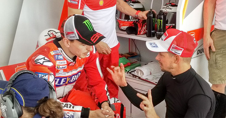 casey-stoner-2017-test-lorenzo.jpg