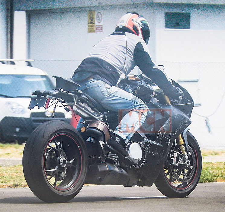ducati-v4-superbike-test-3.jpg
