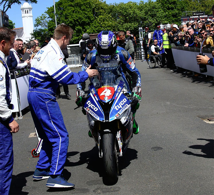 /ian-hutchinson-supersbike-tt-2.jpg