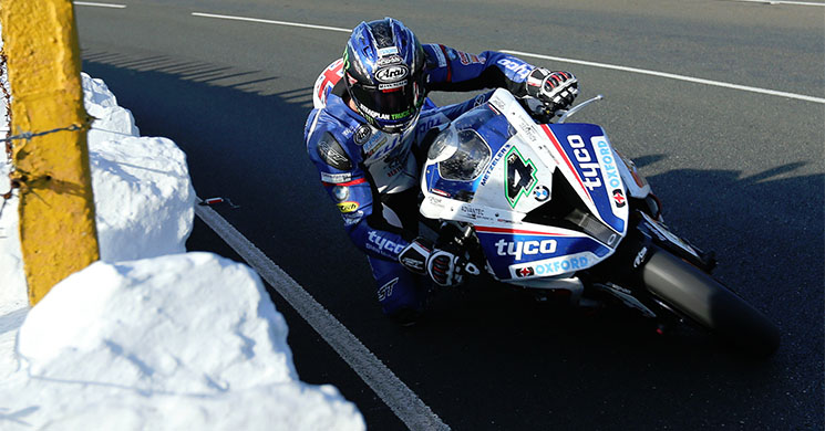 /ian-hutchinson-tt-2016-superstock.jpg
