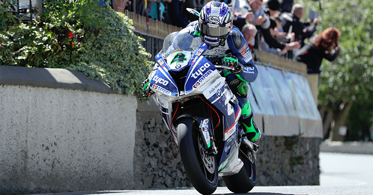 /ian-hutchinson-tt-superbike.jpg