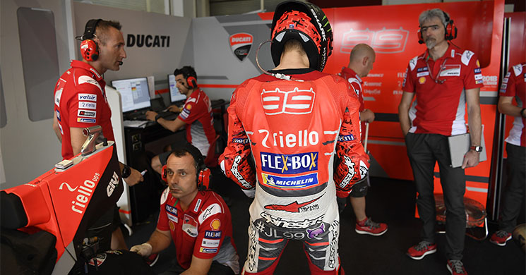 jorgelorenzo-motogp-box.jpg