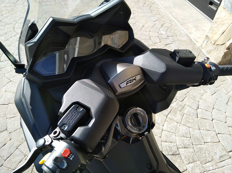 kymco-ak550-4(1).jpg