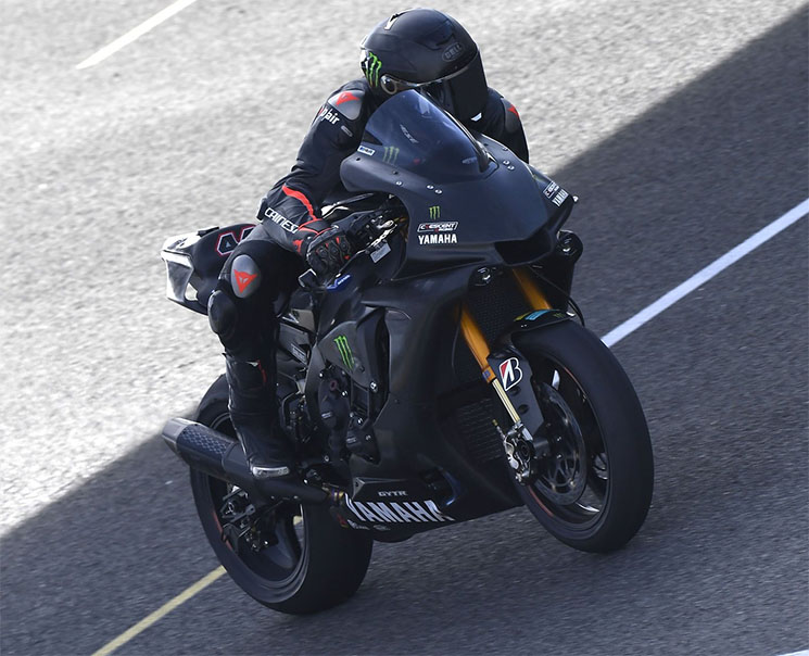 lewis-hamilton-yamaha-r1