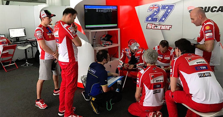 /lorenzo-stoner-sepang.jpg