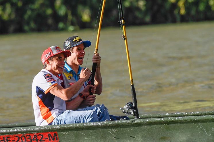 marc-alex-marquez-pescando.jpg