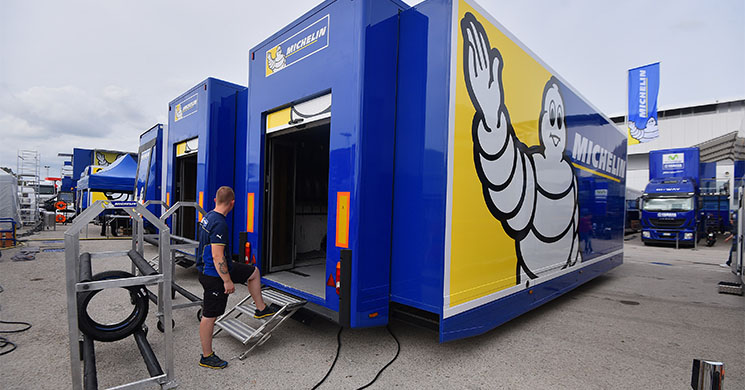 /michelin-camion-motogp.jpg